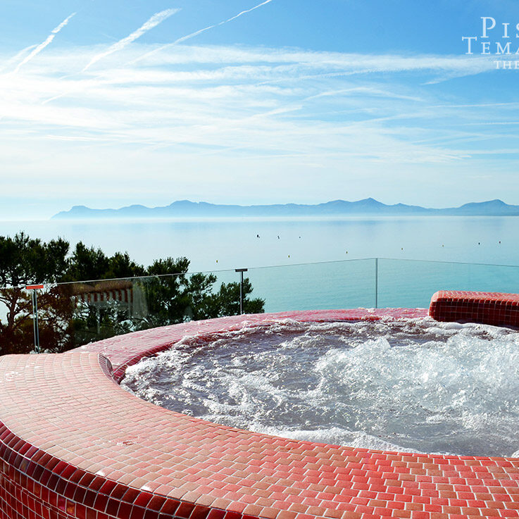 Schwimmbäder und eingebaute Whirlpools in Alcudia.