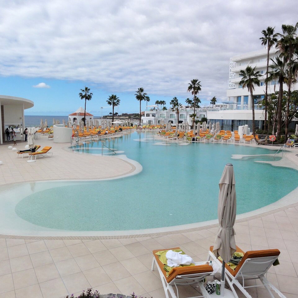 Diseño y construcción de piscinas modernas con playas